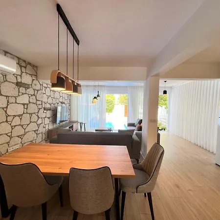 Alacati Koy Ici Mustakil Havuzlu Lux Limon 别墅