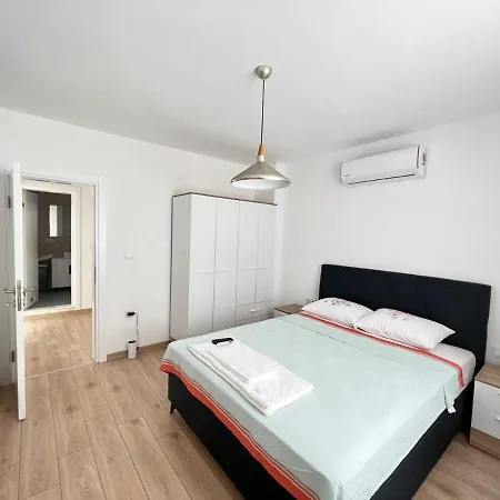 Alacati Koy Ici Mustakil Havuzlu Lux Limon 别墅