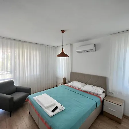 Alacati Koy Ici Mustakil Havuzlu Lux Limon 别墅