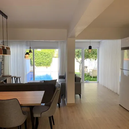 Alacati Koy Ici Mustakil Havuzlu Lux Limon 别墅