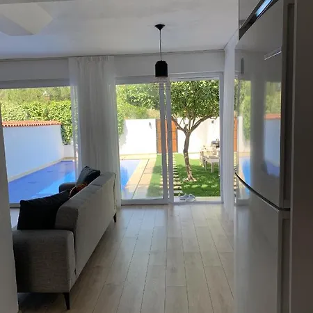 Alacati Koy Ici Mustakil Havuzlu Lux Limon 别墅