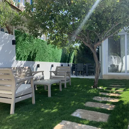 Alacati Koy Ici Mustakil Havuzlu Lux Limon 别墅