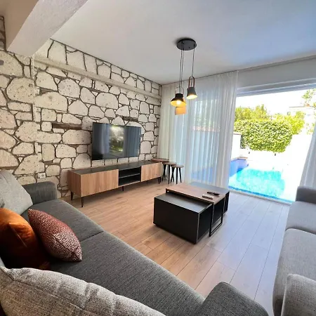 Alacati Koy Ici Mustakil Havuzlu Lux Limon Villa *