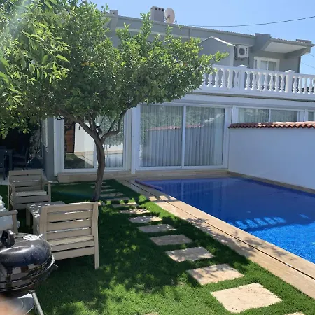 Villa Alacati Koy Ici Mustakil Havuzlu Lux Limon