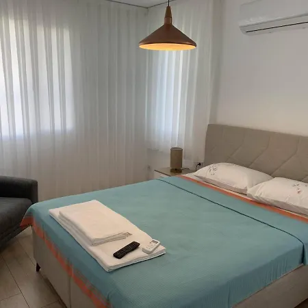 Alacati Koy Ici Mustakil Havuzlu Lux Limon Villa *